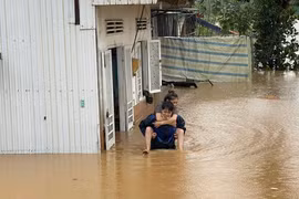 Mưa lớn, nhiều nơi ở TP.Bảo Lộc chìm trong biển nước