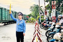 Hoa bên gác chắn