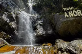 Chiêm ngưỡng thác nước 3 tầng giữa đại ngàn Trường Sơn