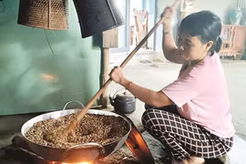 Trên sườn đồi có phấn hoa bay