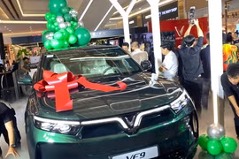 VinFast chính thức bàn giao xe điện VF 9 và sắp xuất khẩu lô xe VF8 thứ 2