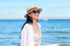 Hồng Diễm gợi cảm với mốt khoe nội y