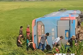 Quảng Ngãi: Lật xe khách, một người tử vong và nhiều người bị thương