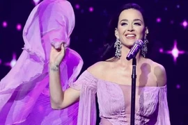 Katy Perry hát 3 bản hit 3,9 tỷ view ở nhà hát Hồ Gươm, Hà Nội