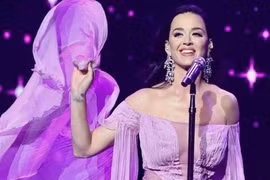 Katy Perry hát 3 bản hit 3,9 tỷ view ở nhà hát Hồ Gươm, Hà Nội