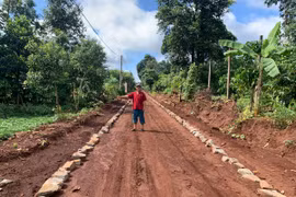 Dân làng Yam hiến đất làm đường