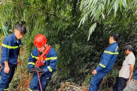 Cứu hộ thành công cụ bà 80 tuổi rơi xuống vực sâu ở Đắk Lắk