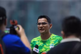 Huấn luyện viên Kiatisak và mục tiêu kép cùng Hoàng Anh Gia Lai