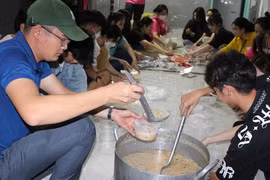 Thiện nguyện đốn tim: Cháo đêm tặng người vô gia cư