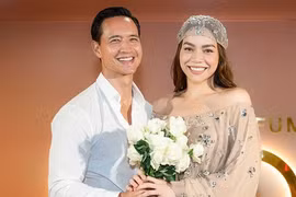 Hồ Ngọc Hà mặc gợi cảm, sánh đôi cùng Kim Lý tại sự kiện