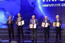 VinFuture 2023: Vinh danh phát minh sản xuất Năng lượng Xanh bằng pin Mặt Trời