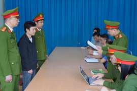 Bắt một đăng kiểm viên bậc cao