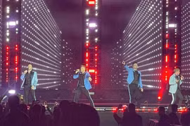 Đêm nhạc Westlife: Khán giả phàn nàn, BTC phải sắp xếp lại chỗ ngồi