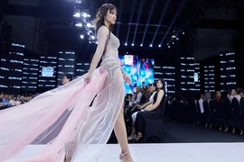 Người đẹp Bùi Khánh Linh, Lê Thu Trang khuấy động sàn catwalk