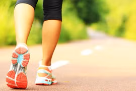 Lợi ích sức khỏe bất ngờ của đi bộ lùi