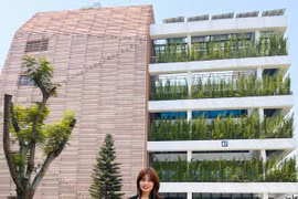 Từ một cô bé nhà quê mò cua, bắt ốc đến cô giáo đình đám hơn 10 triệu like trên mạng TikTok