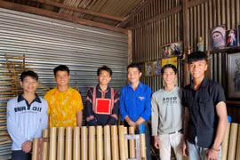 Người trẻ đam mê "giữ lửa" nhạc cụ truyền thống