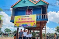 Thầy Vũ Văn Tùng (thứ 2 từ trái sang) trao tặng nhà nhân ái cho 2 học trò mồ côi xã Pờ Tó. Ảnh: Vũ Chi