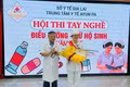 Điều dưỡng Đỗ Thị Hiền (Khoa Nội) giành giải nhất hội thi. Ảnh: Vũ Chi