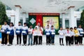 Thầy Vũ Văn Tùng phối hợp với Ban Giám hiệu Trường Tiểu học và THCS Đinh Núp tặng học bổng cho học sinh nghèo vượt khó của trường. Ảnh: Văn Tùng