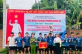 Ban tổ chức trao cúp vô địch cho đội bóng Công ty TNHH một thành viên Minh Nhật Agri. Ảnh: Vũ Chi