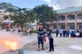 Giáo viên, học sinh Trường THPT Hà Huy Tập trải nghiệm các thao tác sử dụng bình chữa cháy xách tay dập tắt đám cháy do rò rỉ khí gas. Ảnh: ĐVCC