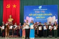 Ban tổ chức Hội thi Nét đẹp người cao niên trao giải nhất cho thí sinh Đinh Thị Hòa (xã Pờ Tó). Ảnh: Vũ Chi