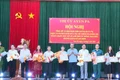 Phó Bí thư Thường trực Thị ủy Ayun Pa Ksor Vinh (thứ 5 từ phải sang) tặng giấy khen cho các tập thể có thành tích xuất sắc trong thực hiện Chỉ thị số 05-CTTW giai đoạn 2016-2025. Ảnh: Nguyễn Sang