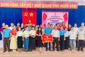 Ban tổ chức trao giải nhất hội thi nghệ thuật quần chúng trong công nhân, viên chức-lao động huyện Phú Thiện năm 2025 cho cụm Công đoàn xã Chư A Thai. Ảnh: Lê Tám