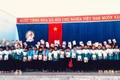 Trường THCS Phạm Hồng Thái (xã Ia Rbol) trao tặng sách giáo khoa cho các em học sinh có hoàn cảnh khó khăn. Ảnh: ĐVCC