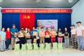 Hội Chữ thập đỏ thị xã Ayun Pa phối hợp với nhóm Thiện tâm tặng quà cho các hộ nghèo tại địa phương. Ảnh: Vũ Chi