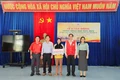 Ông Cao Xuân Nam-Phó Chủ tịch Hội Chữ thập đỏ tỉnh (thứ 2 từ phải sang) trao kinh phí hỗ trợ xây dựng nhà Chữ thập đỏ cho gia đình bà Rmah H’Ngọc (đứng giữa). Ảnh: Ngọc Duy
