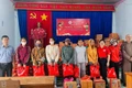 Ban tổ chức trao quà cho các hộ nghèo, cận nghèo xã Phú Túc. Ảnh: ĐVCC