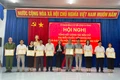 Bí thư Đảng ủy xã Trịnh Thị Hồng (đứng giữa) tặng giấy khen cho các tập thể có thành tích xuất sắc trong công tác bầu cử. Ảnh: Vũ Chi