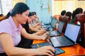 Cán bộ quản lý, giáo viên các đơn vị trường học xã Ia Hiao làm bài kiểm tra, đánh giá sau buổi bồi dưỡng chính trị. Ảnh: ĐVCC
