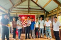 Chủ tịch UBND xã Ia Pa Lê Tiến Mạnh (thứ 4 từ trái sang) tặng hoa chúc mừng các thành viên Hợp tác xã Nông nghiệp và dịch vụ Hải Đăng. Ảnh: Vũ Chi