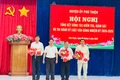 Bí thư Huyện ủy Trần Trung Hiếu (thứ 2 từ trái sang) tặng giấy khen cho các tập thể có thành tích xuất sắc trong thực hiện công tác kiểm tra, giám sát và kỷ luật của Đảng, nhiệm kỳ 2020-2025. Ảnh: Vũ Chi