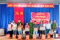 Công an xã Ia Hiao (tỉnh Gia Lai) phối hợp với chùa Quan Âm trao quà cho hộ nghèo. Ảnh: ĐVCC