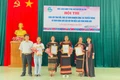 Ban tổ chức trao giải cho các đội xuất sắc nhất hội thi. Ảnh: Vũ Chi