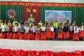 Đoàn xã Ia Dreh phối hợp với nhóm thiện nguyện Yoga Ngọc Hương tặng quà cho các em học sinh dân tộc thiểu số Trường Tiểu học Kim Đồng. Ảnh: ĐVCC