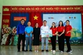 Đoàn xã Ia Dreh phối hợp với đơn vị tài trợ trao tặng sách giáo khoa, vở, ba lô cho Trường Tiểu học và THCS Trần Hưng Đạo. Ảnh: ĐVCC