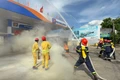 Đội Chữa cháy và cứu nạn, cứu hộ khu vực số 7 phối hợp với lực lượng cơ sở triển khai chữa cháy. Ảnh: V.B