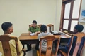 Trung tá Trần Thái Học-Phó Trưởng Công an xã Ia Pa, người trực tiếp liên hệ ra Thái Nguyên đưa bé gái về nhà an toàn nhận được lời cảm ơn sâu sắc từ gia đình Ảnh: Hòa Bình