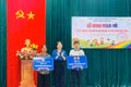 Bí thư Đoàn phường Nguyễn Thị Như trao kinh phí hỗ trợ hộ gia đình có hoàn cảnh khó khăn và mô hình em nuôi của Đoàn. Ảnh: Vũ Chi
