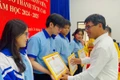 Thầy Phan Công Đương-Trưởng phòng Giáo dục và Đào tạo huyện Phú Thiện tặng giấy khen cho các em học sinh đạt thành tích cao trong các cuộc thi cấp tỉnh. Ảnh: Vũ Chi