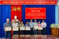 Lãnh đạo xã Ia Tul tặng giấy khen cho các hộ dân tiêu biểu trong công tác giải phóng mặt bằng dự án ổn định dân cư vùng thiên tai trên địa bàn xã. Ảnh: ĐVCC