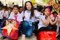 Bà Hoàng Thị Sen, Phó Chủ tịch Hiệp hội Du lịch Bình Định (cũ) tặng quà cho các em học sinh Trường Tiểu học Lê Văn Tám. Ảnh: Vũ Chi