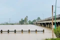 Mực nước sông Ba tại khu vực cầu Bến Mộng (phường Ayun Pa) hiện đang dâng cao gần mức báo động 3 khiến toàn bộ khu vực bờ kè bị ngập sâu, Ảnh: Vũ Chi