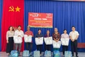 Tặng quà 11 hộ nghèo tại phường Ayun Pa
