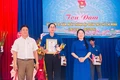 Đoàn phường Ayun Pa tuyên dương, khen thưởng cán bộ Đoàn tiêu biểu trong công tác Đoàn và phong trào thanh thiếu nhi tại địa phương. Ảnh: Vũ Chi